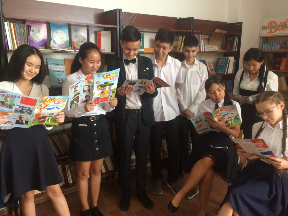 Фото с изданиями журнала «Спасайкин» учеников 4 классов СОШ  районного муниципального образования