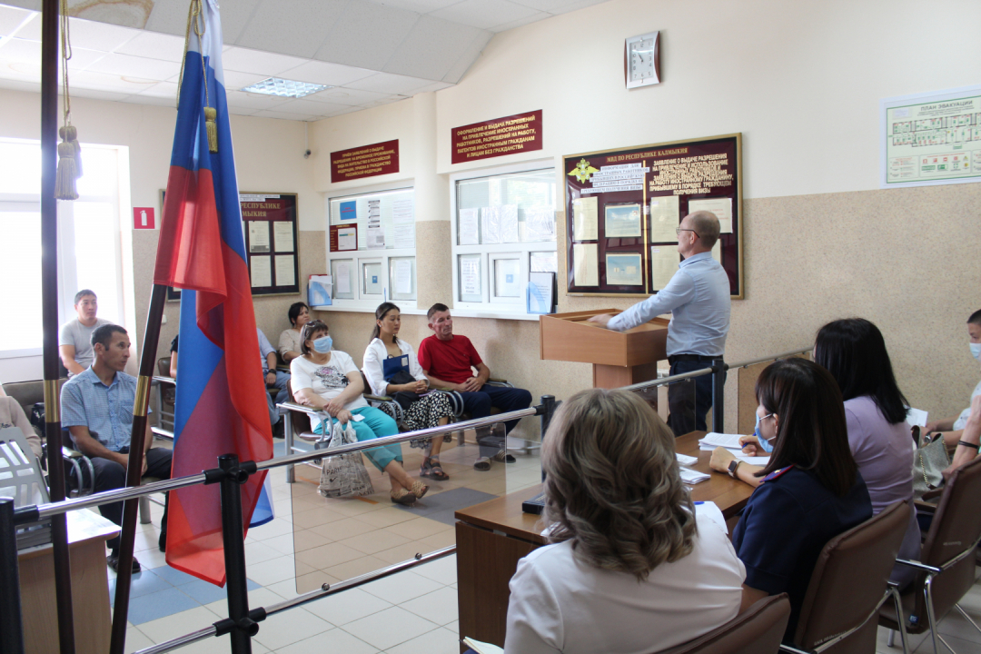 В Калмыкии проведена профилактическая рабочая встреча с мигрантами 
