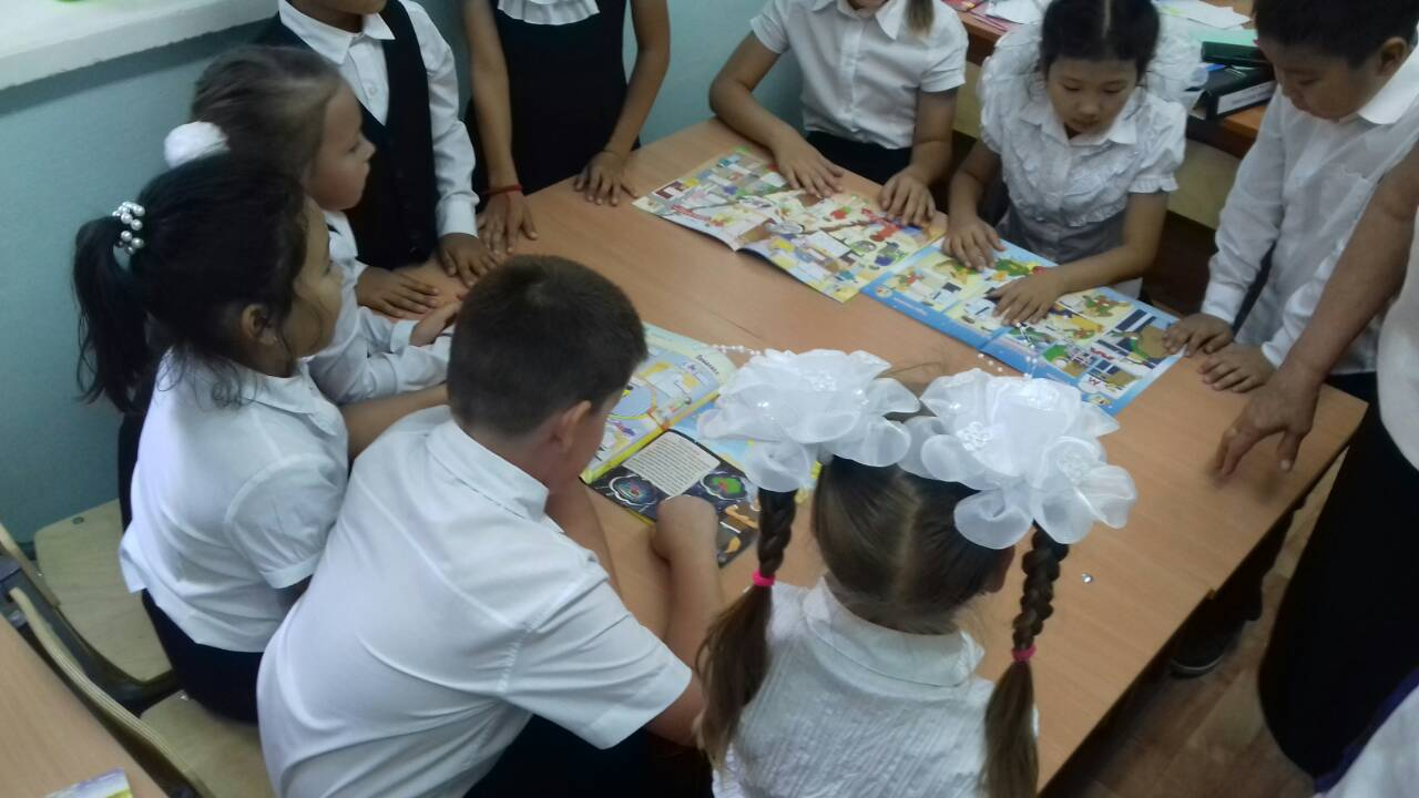 Фото с изданиями журнала «Спасайкин» учеников 2 классов СОШ  районного муниципального образования