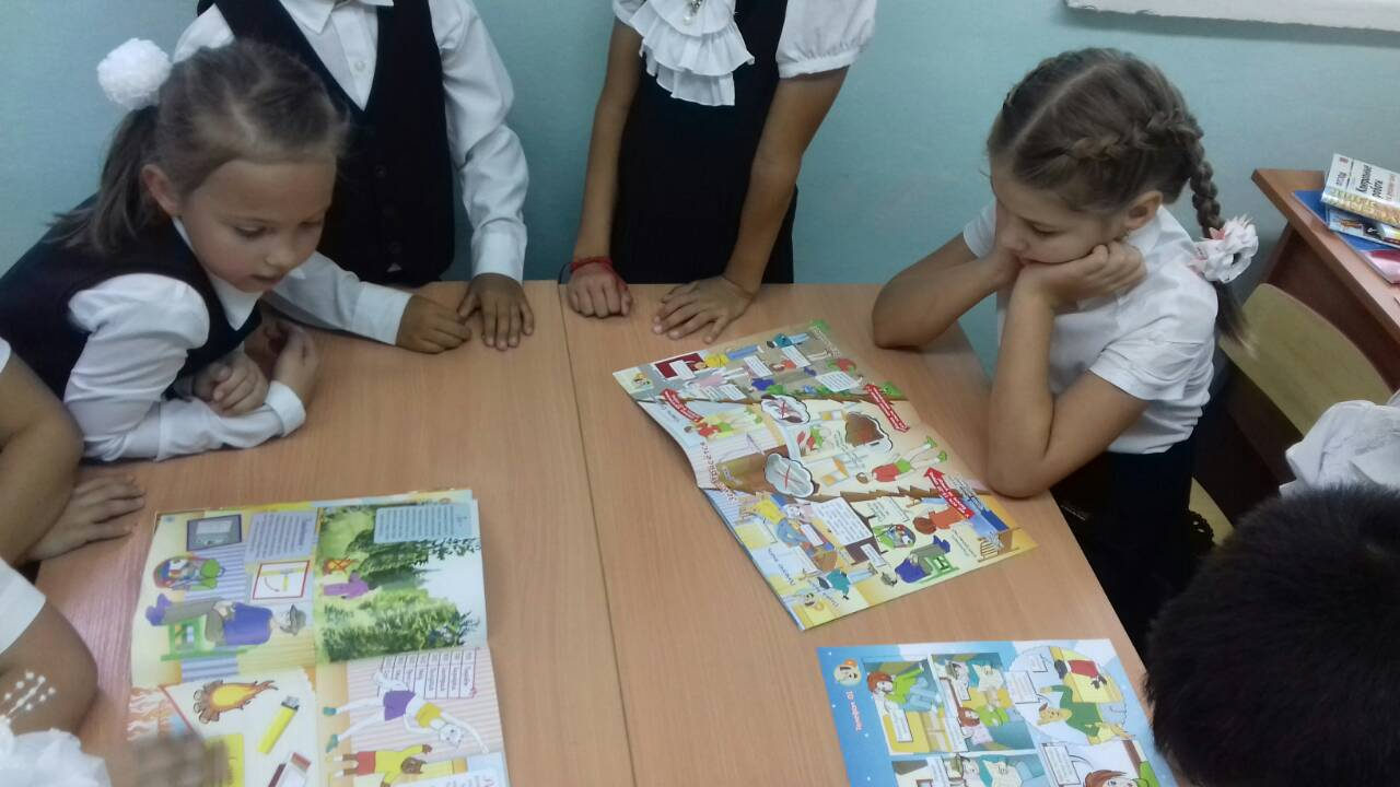 Фото с изданиями журнала «Спасайкин» учеников 2 классов СОШ  районного муниципального образования