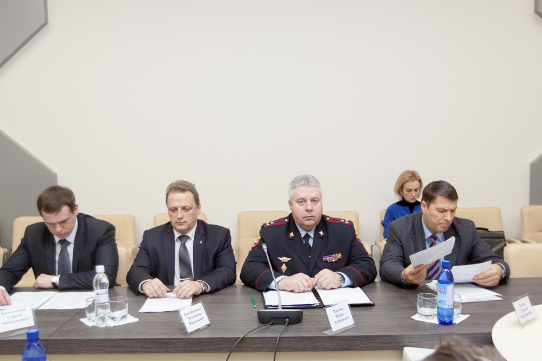 Задачи по обеспечению правопорядка и безопасности во время новогодних праздников обсудили члены антитеррористической комиссии Псковской области