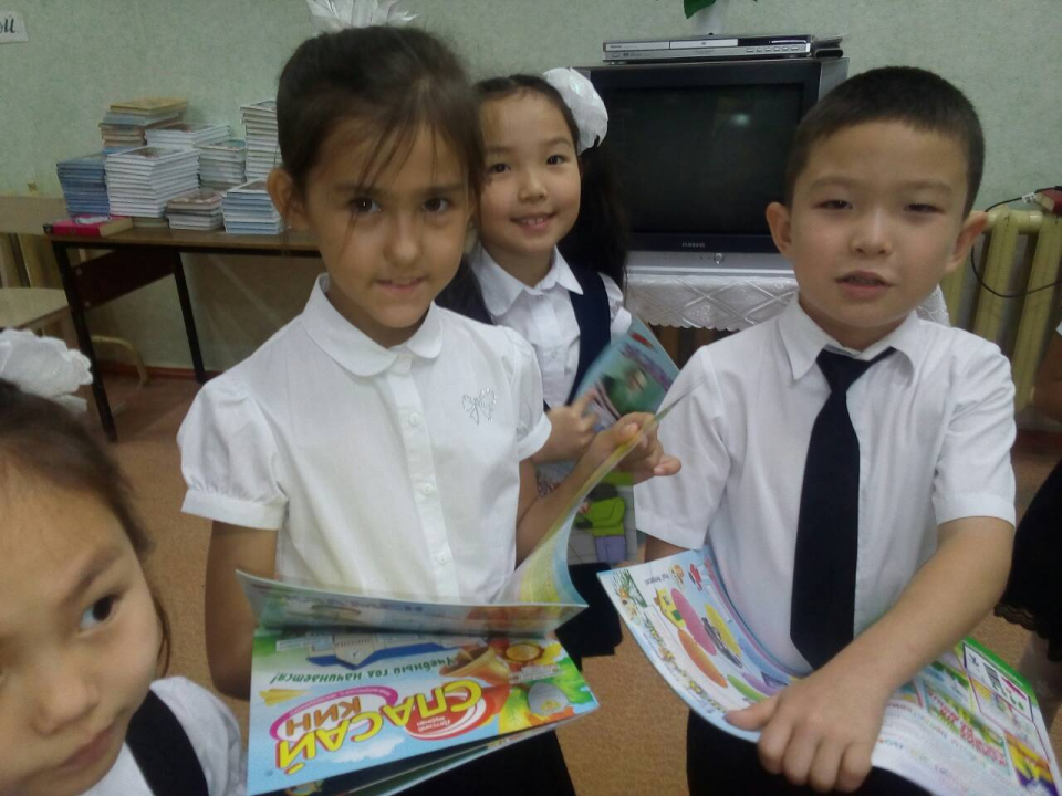 Фото с изданиями журнала «Спасайкин» учеников 3 класса СОШ г.Элиста