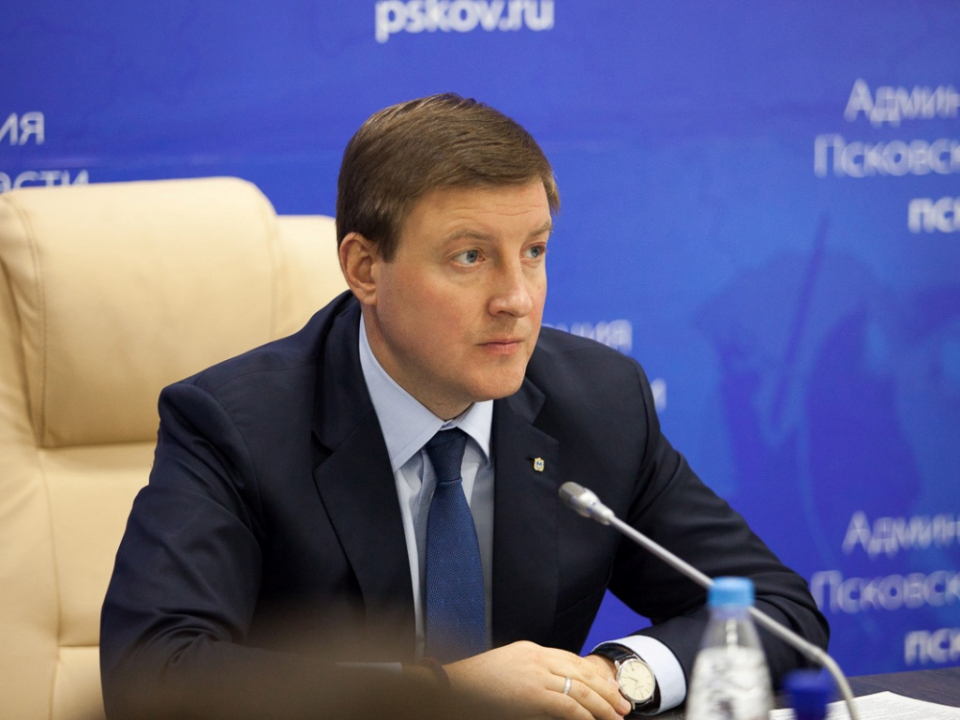 Губернатор Псковской области Андрей Турчак слушает доклад по первому вопросу
