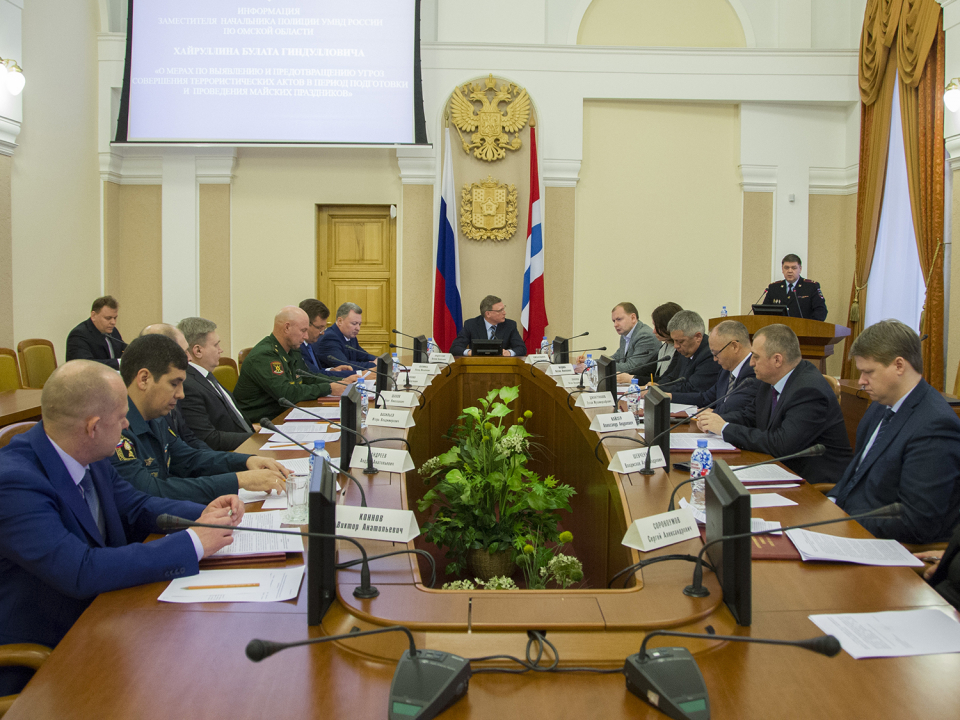 Александру Буркову доложили об усилении мер безопасности в период майских праздников