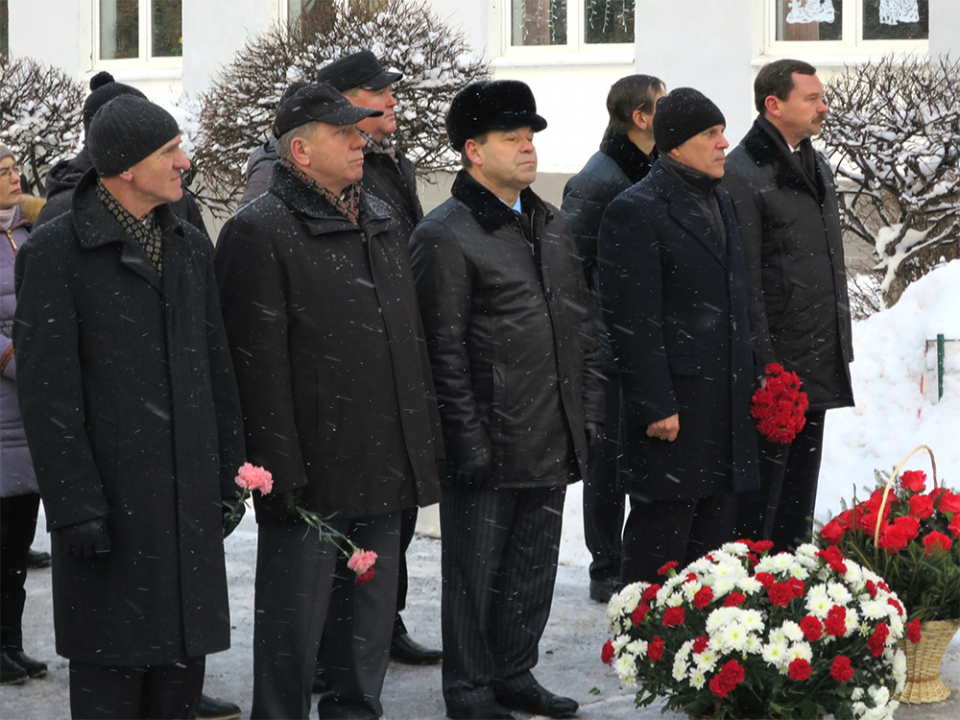 Торжественное открытие мемориальной доски кавалеру ордена Красного Знамени лейтенанту Шатских Виктору Викторовичу