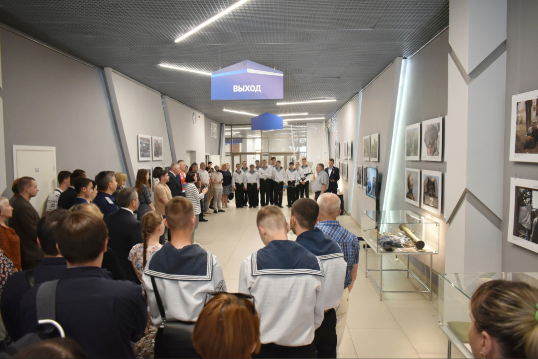 В Саратове открылась фронтовая фотовыставка "Донбасс"