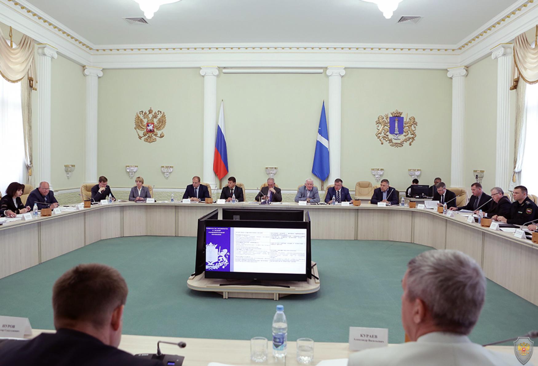 Проведение заседания антитеррористической комиссии в Ульяновской области 28 мая 2018 года (на фотографии: члены АТК и приглашённые лица) 