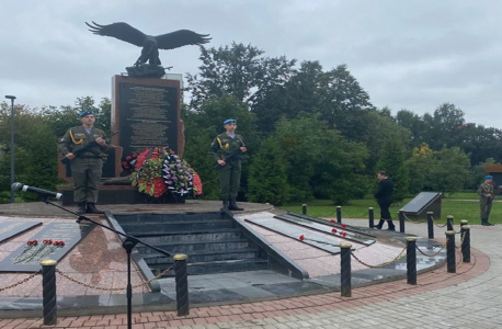 Возложение венков к памятнику в память заложников и сотрудников спецслужб, погибших в Беслане