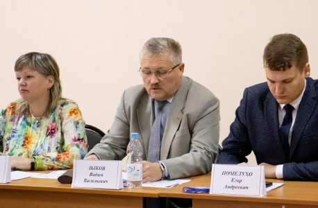 Начальник управления по обеспечению безопасности, законности, правопорядка и деятельности координационных органов Администрации Губернатора и Правительства Орловской области, председатель Экспертного совета, руководитель аппарата Антитеррористической комиссии в Орловской области Зыков В.В., сотрудник аппарата Антитеррористической комиссии в Орловской области Агаркова Д.А. , директор Координационного центра по вопросам формирования у молодежи активной гражданской позиции, предупреждения межнациональных и межконфессиональных конфликтов, противодействия идеологии терроризма и профилактики экстремизма Орловского государственного университета имени И. С. Тургенева Помелухо Е.А.