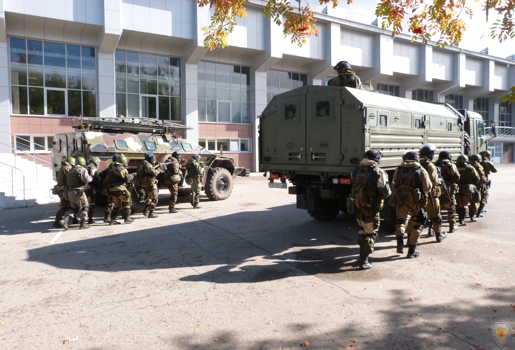 Группа боевого применения под прикрытием техники выдвигается на исходную позицию