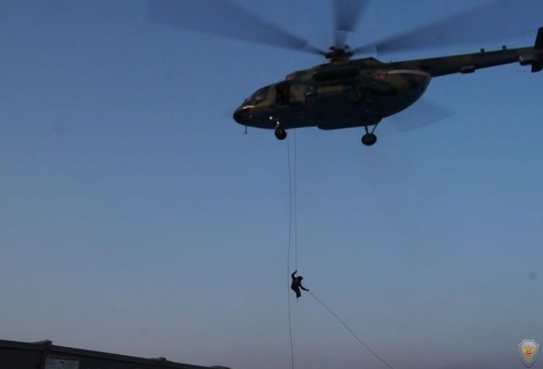 Десантирование сотрудников оперативно-боевого подразделения на крышу здания   ДВФУ