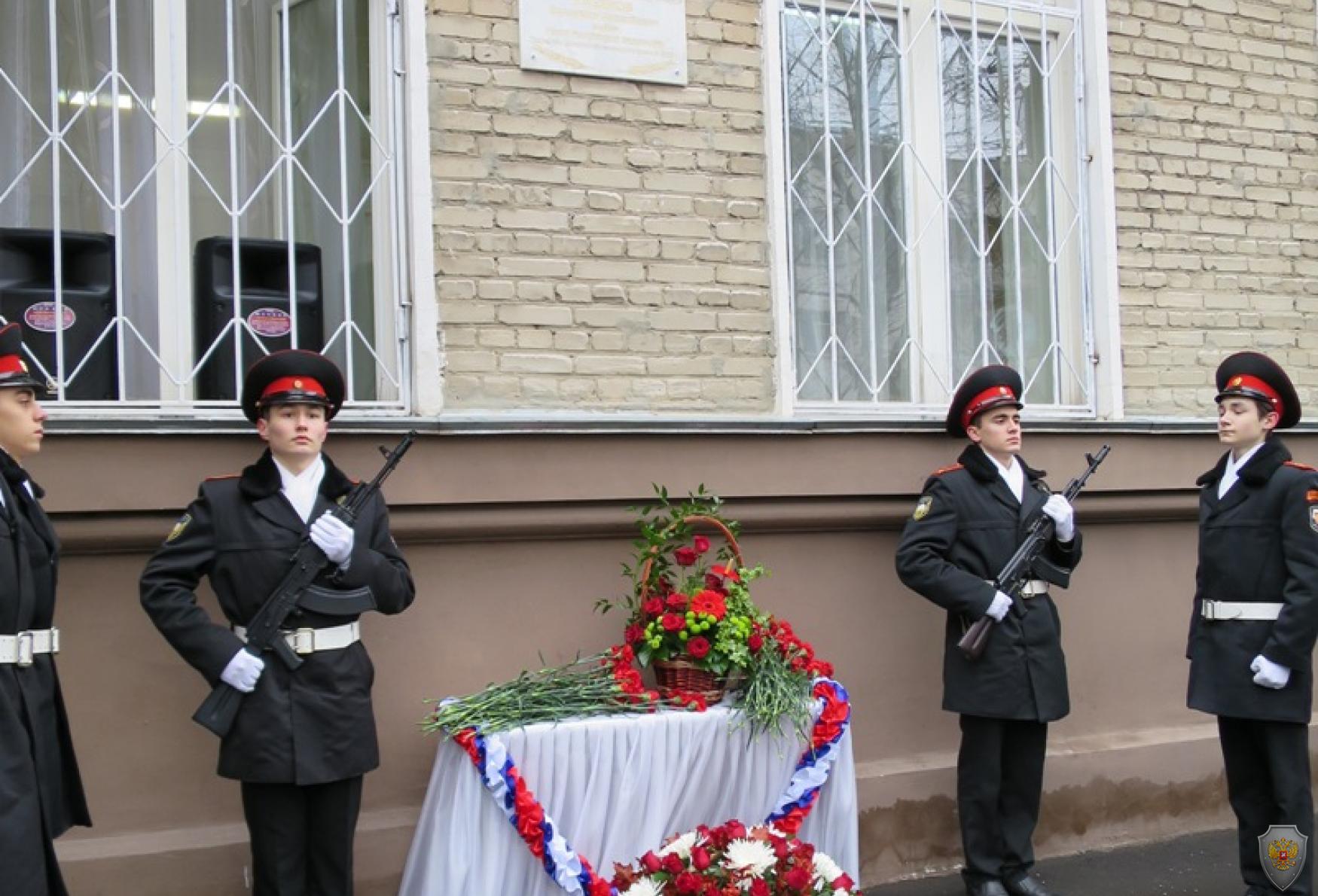 В московской школе открыта мемориальная доска Герою Российской Федерации офицеру ФСБ России Владимиру Ульянову