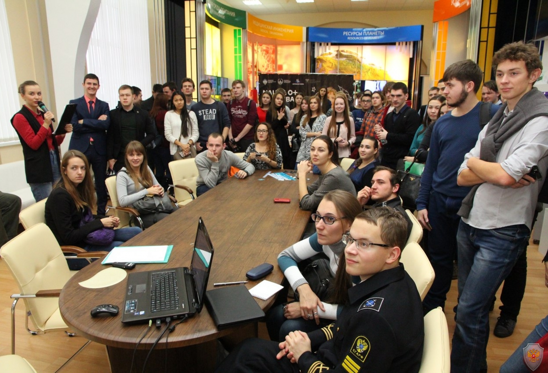 Студенческий актив Томского политеха после проведения мероприятия проявил высокую активность в беседе с гостями области.