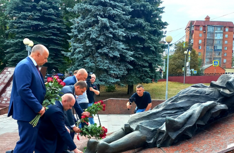 На мемориале «Скорбящая мать» в Курской области состоялось возложение цветов приуроченное к памятной дате России – Дню солидарности в борьбе с терроризмом