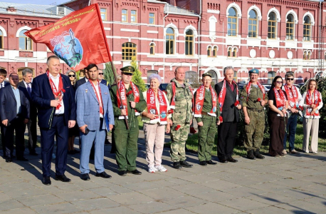 В Саратове установили памятную доску Герою России Александру Аксёнову