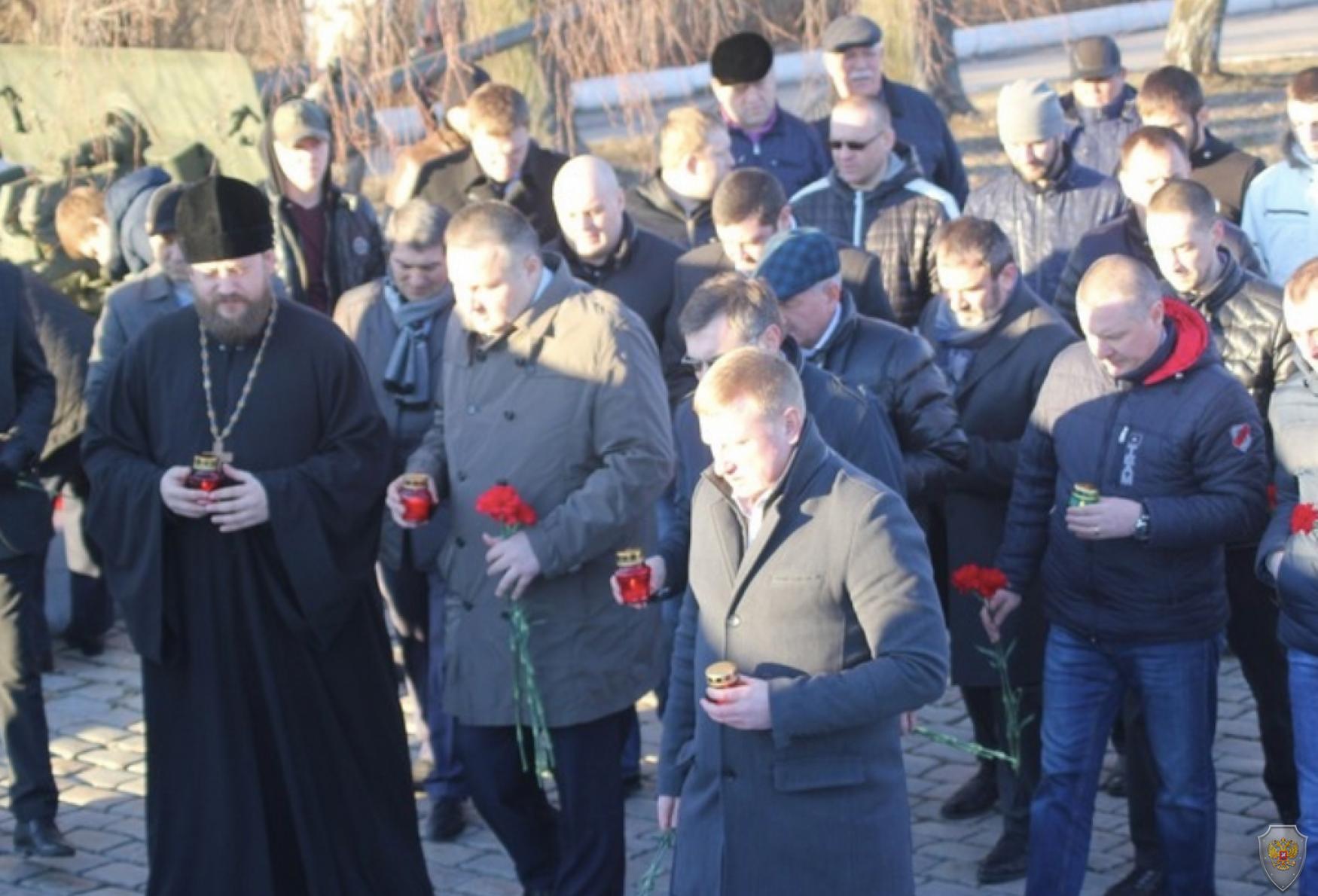 Саратовцы возложили цветы в память о жертвах теракта в Питере в Парке Победы