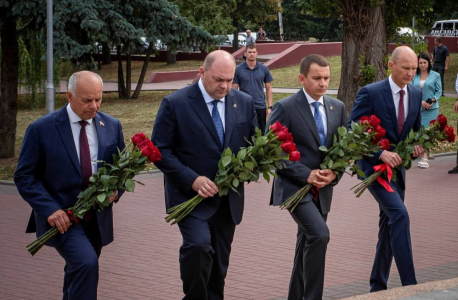 На мемориале «Скорбящая мать» в Курской области состоялось возложение цветов приуроченное к памятной дате России – Дню солидарности в борьбе с терроризмом