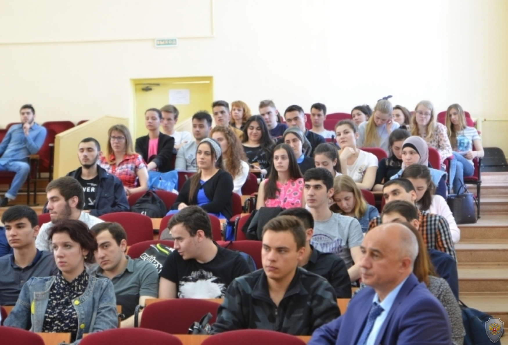 Зрительный зал со студенческой аудиторией