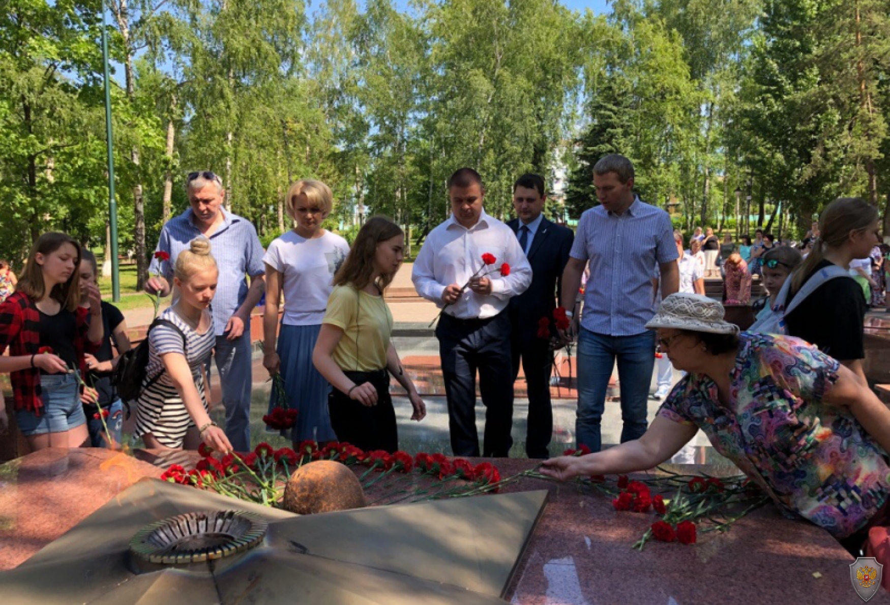 Возложение цветов к памятнику погибших воинов