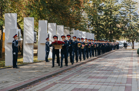 Возложение цветов курсантами 24 гимназии города Ставрополя почетным жителям города Ставрополя 