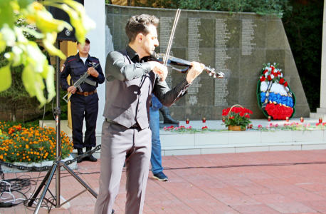 Траурный митинг,  посвященный Дню солидарности в борьбе с терроризмом,
на фотографии выступление музыканта – скрипача Г.Варданяна
