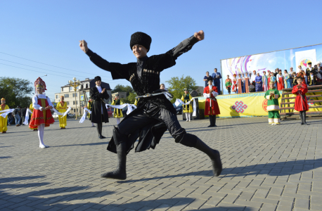 В Элисте прошел II Межрегиональный фестиваль хореографических коллективов «Жизнь в вихре танца!»