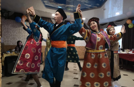 Танцевальное выступление представителей Магаданской областной общественной организации «Бурятское землячество «Байкал»
