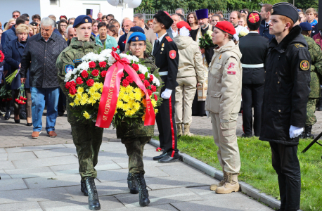 В Санкт-Петербурге к монументам «Детям Беслана» и «Воинам, погибшим на Кавказе» возложили цветы