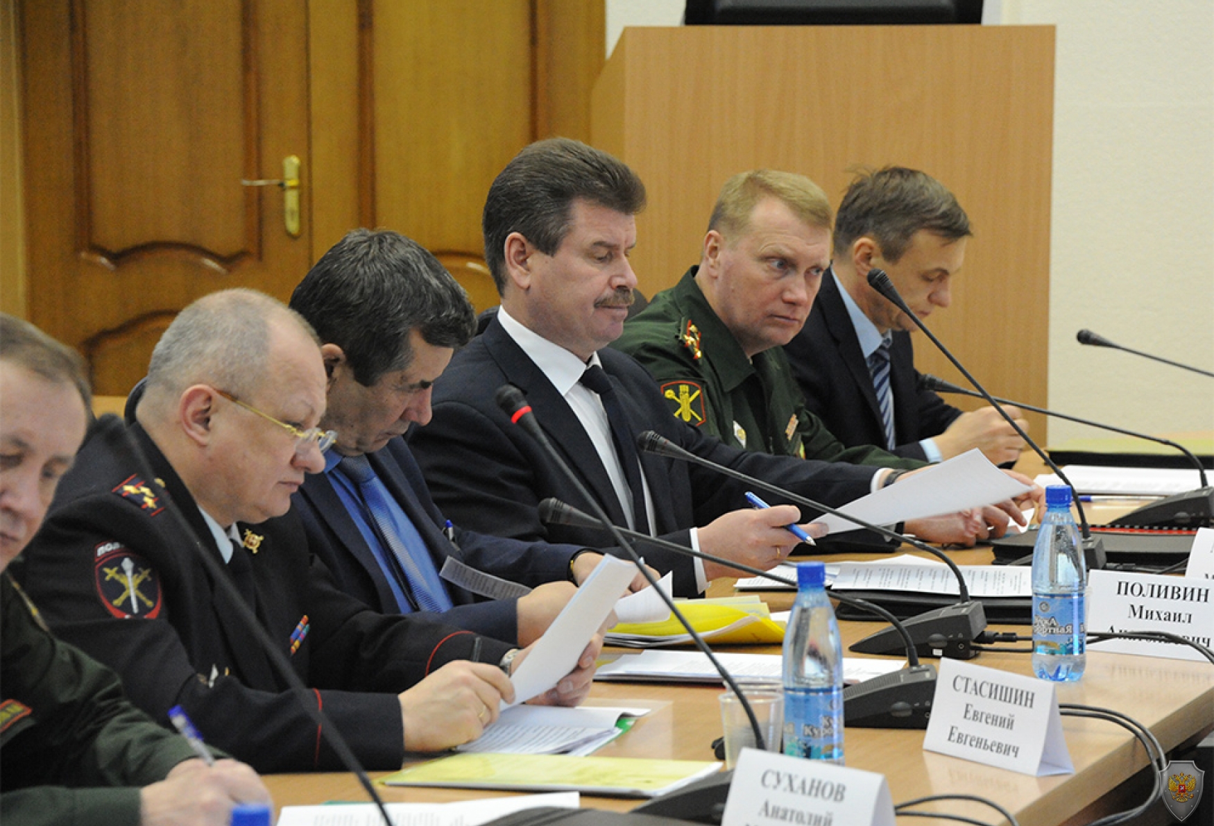 Участники заседания знакомятся с проектом решения по вопросу о реализации Комплексного плана противодействия идеологии терроризма в Забайкальском крае