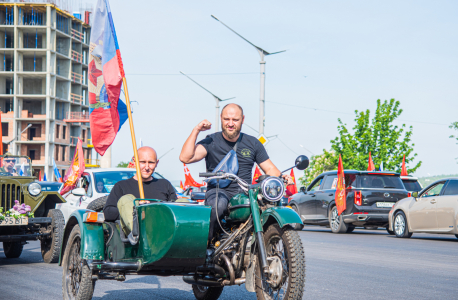 В Луганске прошел автопробег в честь 80-летия Великой Победы