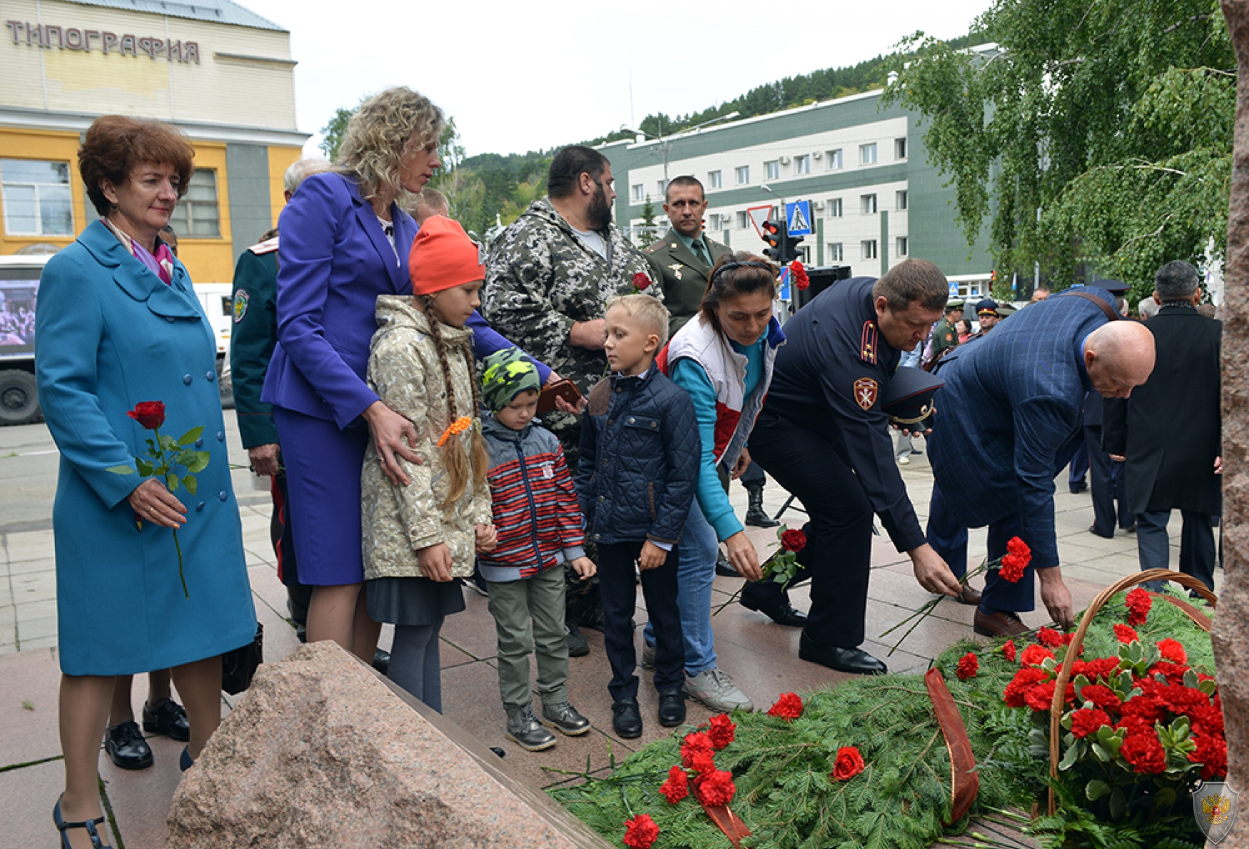 Возложение цветов к Мемориалу сотрудникам органов внутренних дел, погибшим при исполнении служебного долга.

