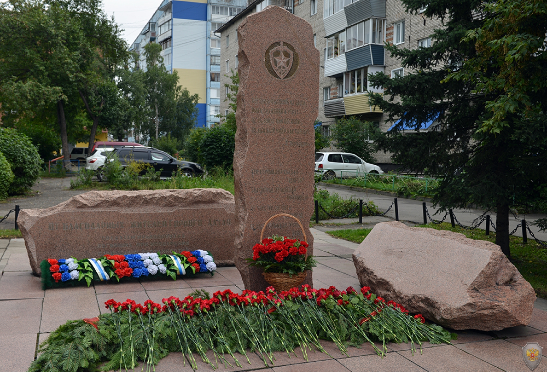 Возложение цветов к Мемориалу сотрудникам органов внутренних дел, погибшим при исполнении служебного долга.

