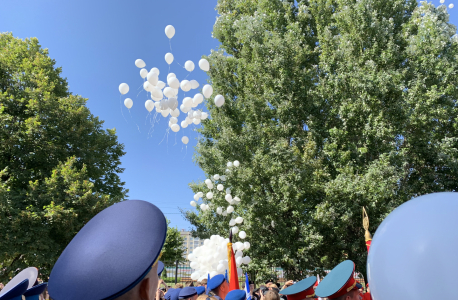 Запуск в небо белых воздушных шаров в память о погибших в Беслане детях
