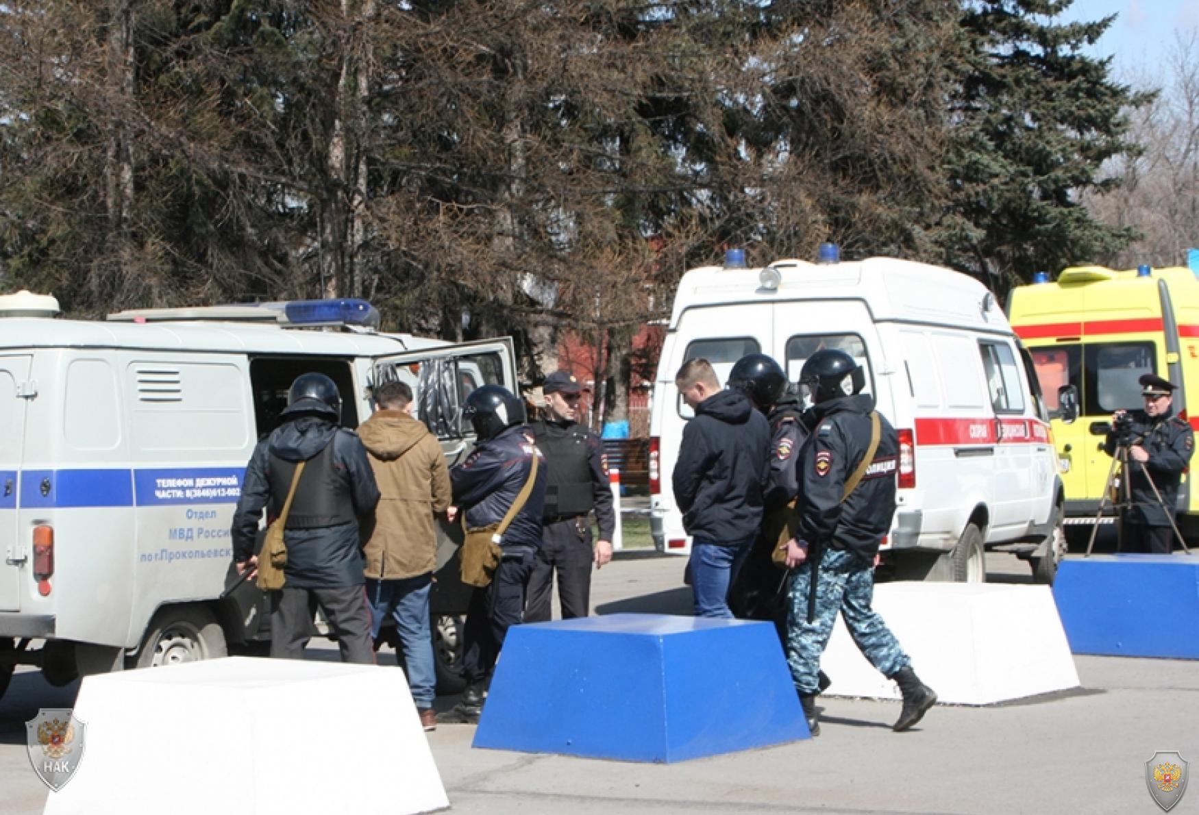 Погрузка задержанного «пособника террористов» в автомобиль группы конвоирования