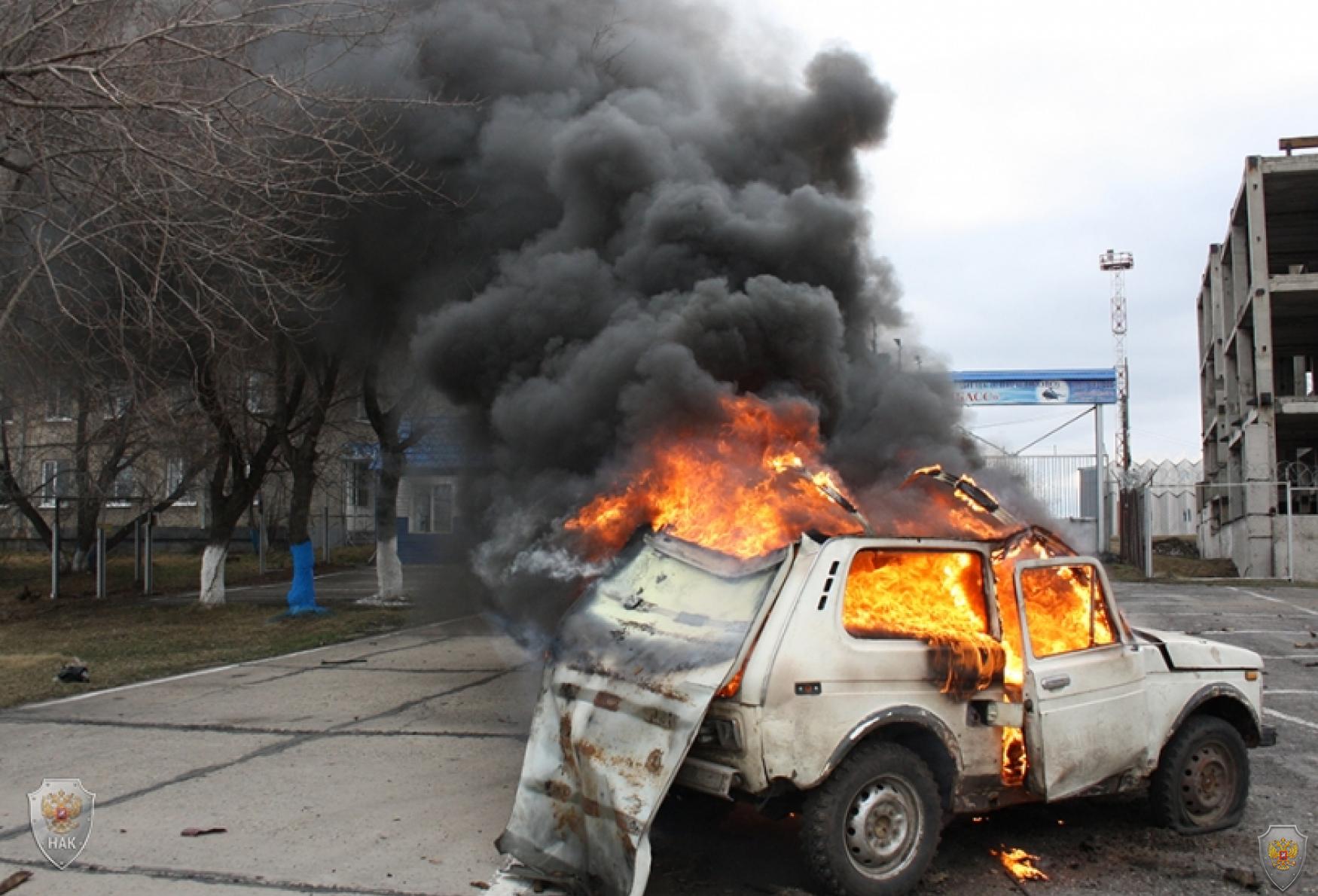 Взорванный условными террористами автомобиль около въезда в аэропорт