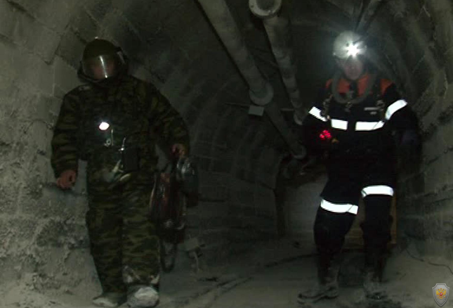 Сотрудники ВГСО и ОМОН группы ликвидации угрозы взрывов осуществляют поиск взрывных устройств в шахте