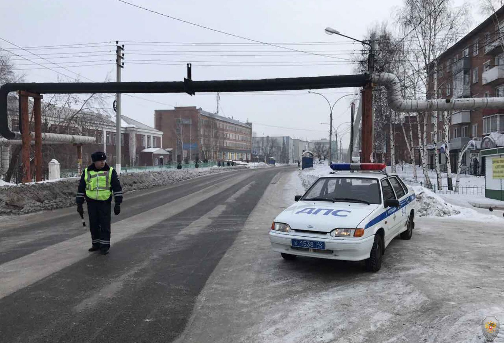 Экипаж ДПС перекрывает движение автотранспорта в район проведения ТКО