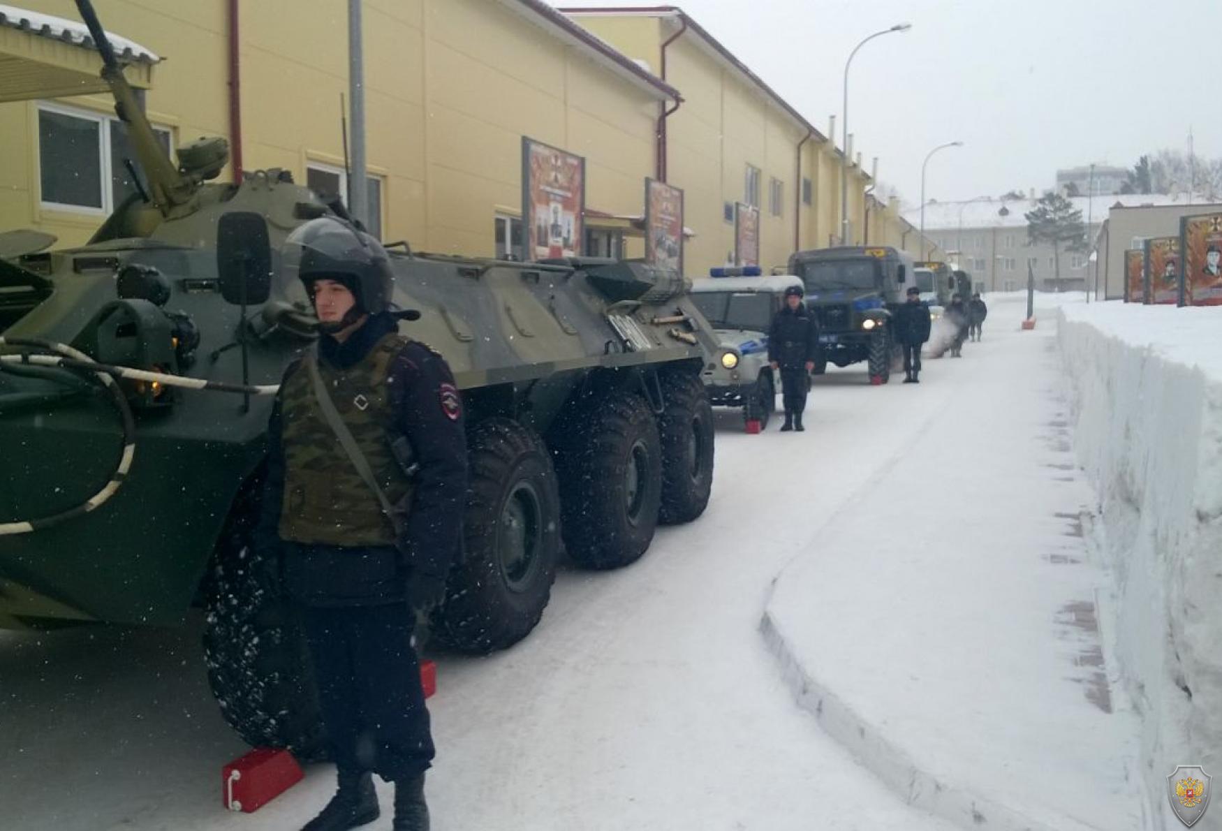 Личный состав и техника группы оцепления, состоящей из военнослужащих Росгвардии