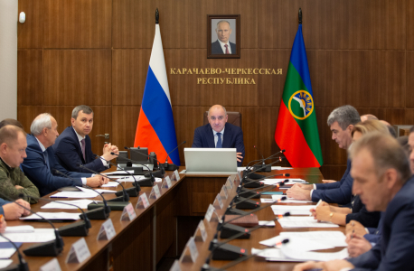 Председатель антитеррористической комиссии Рашид Бориспиевич Темрезов (в центре) открывает и ведет совместное с ОШ заседание 7 ноября 2023 года.