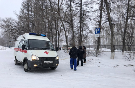 Бригада скорой медицинской помощи эвакуируют пострадавших в результате теракта