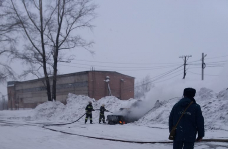 Пожарный расчёт ликвидирует возгорание подорванного автомобиля