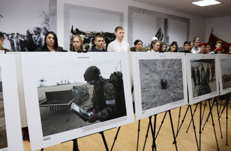 В Кабардино-Балкарии проходит выставка военного фотокорреспондента "Российской газеты" В. Аносова "Донбасс-2022"