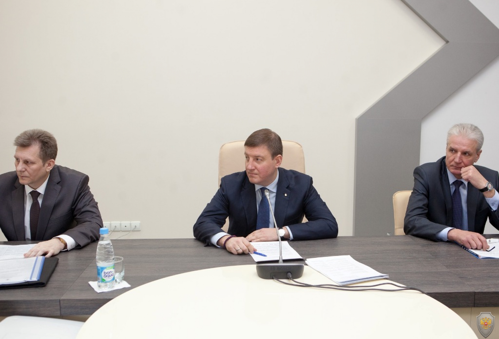 Губернатор Псковской области Андрей Турчак (в центре) слушает доклад по первому вопросу