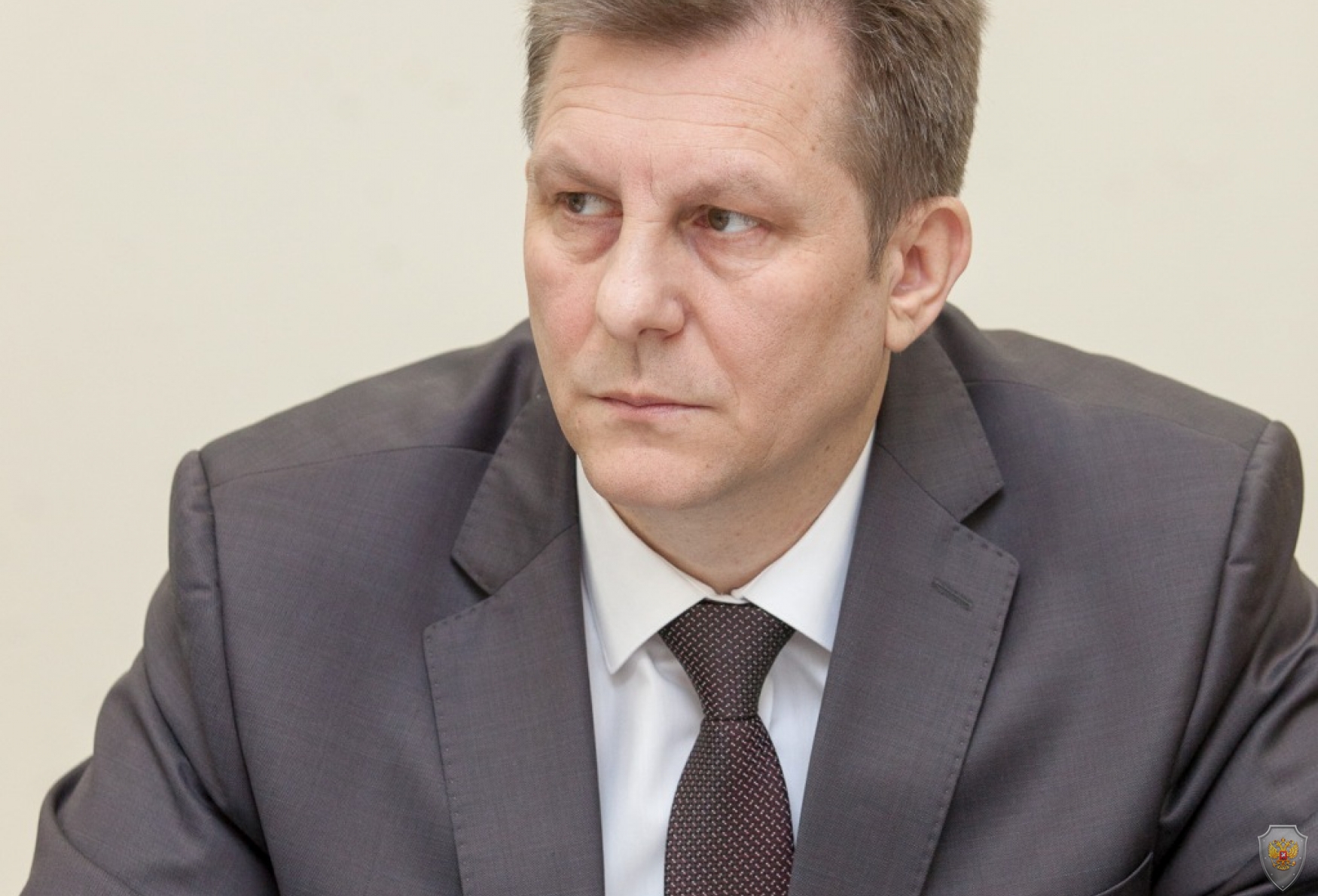 Начальник УФСБ России по Псковской области Алексей Кальян слушает доклад