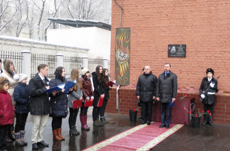 В МОСКОВСКОМ ЛИЦЕЕ ОТКРЫТА МЕМОРИАЛЬНАЯ ДОСКА ОФИЦЕРУ ГРУППЫ "АЛЬФА" ДМИТРИЮ ВОЛКОВУ 