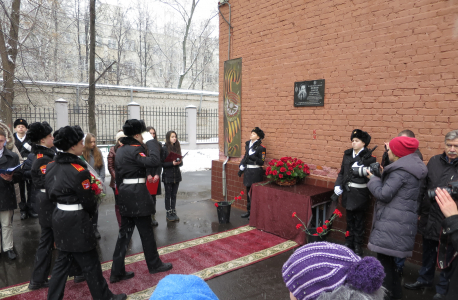 В МОСКОВСКОМ ЛИЦЕЕ ОТКРЫТА МЕМОРИАЛЬНАЯ ДОСКА ОФИЦЕРУ ГРУППЫ "АЛЬФА" ДМИТРИЮ ВОЛКОВУ 