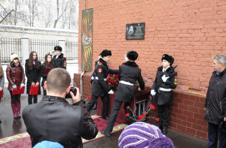 В МОСКОВСКОМ ЛИЦЕЕ ОТКРЫТА МЕМОРИАЛЬНАЯ ДОСКА ОФИЦЕРУ ГРУППЫ "АЛЬФА" ДМИТРИЮ ВОЛКОВУ 