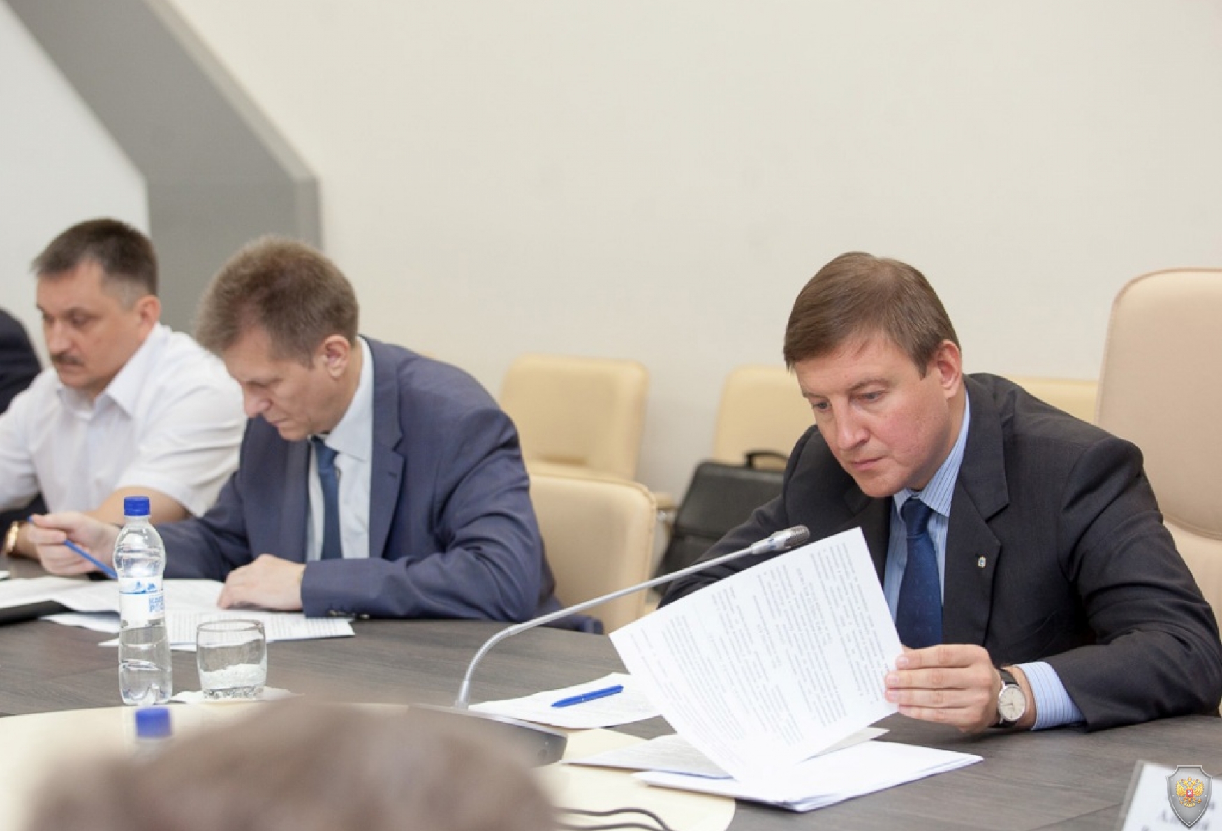 Губернатор Псковской области Андрей Турчак изучает материалы заседания