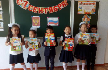 Фото с изданиями журнала «Спасайкин» учеников 2 класса СОШ г.Элиста