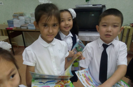 Фото с изданиями журнала «Спасайкин» учеников 3 класса СОШ г.Элиста